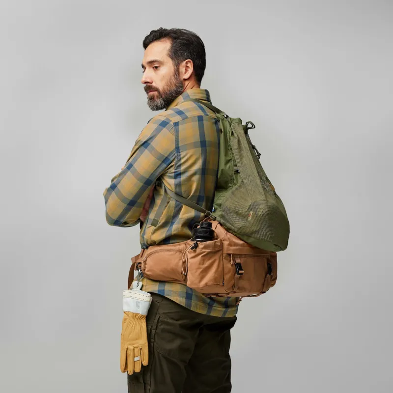Fjallraven Singi Hip Pack 10 in Dark Olive-6