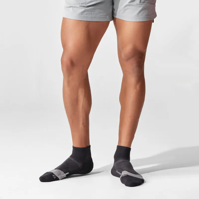 Feetures Elite Ultra Light Quarter Unisex Sock in Black-2