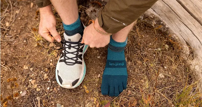 Injinji Trail Midweight Mini Crew Running Toe Socks Unisex in Midnight-2