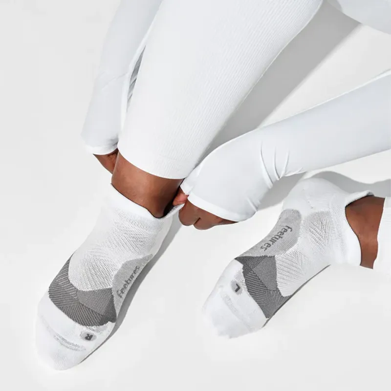 Feetures Elite Light Cushion No Show Tab in White-3