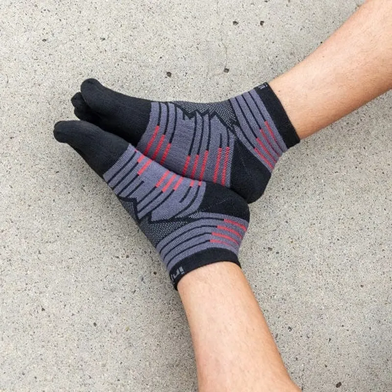 Injinji Ultra Run Mini Crew Unisex Socks in Onyx-2