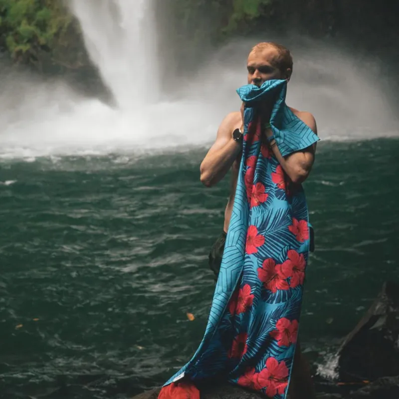 Lifeventure Recycled SoftFibre Giant Trek Towel in Oahu-4