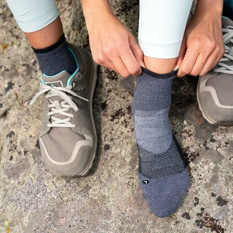 Feetures Trail Max Cushion Quarter Socks Unisex in Gray-2