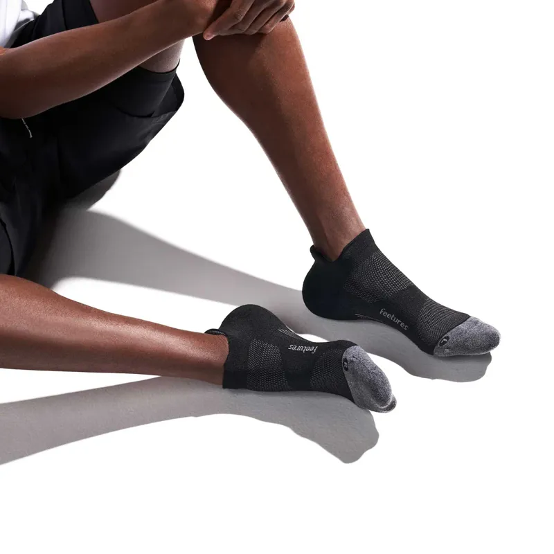 Feetures Elite Light Cushion No Show Tab in Black-3