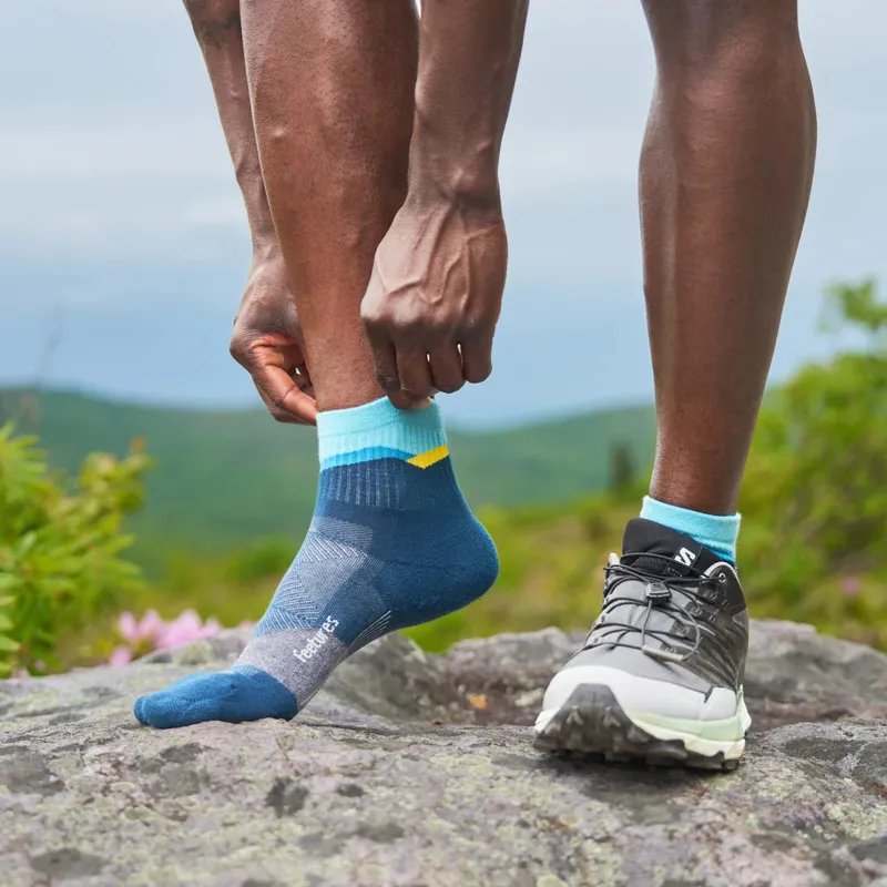 Feetures Trail Max Cushion Quarter Socks Unisex in High Blue-2