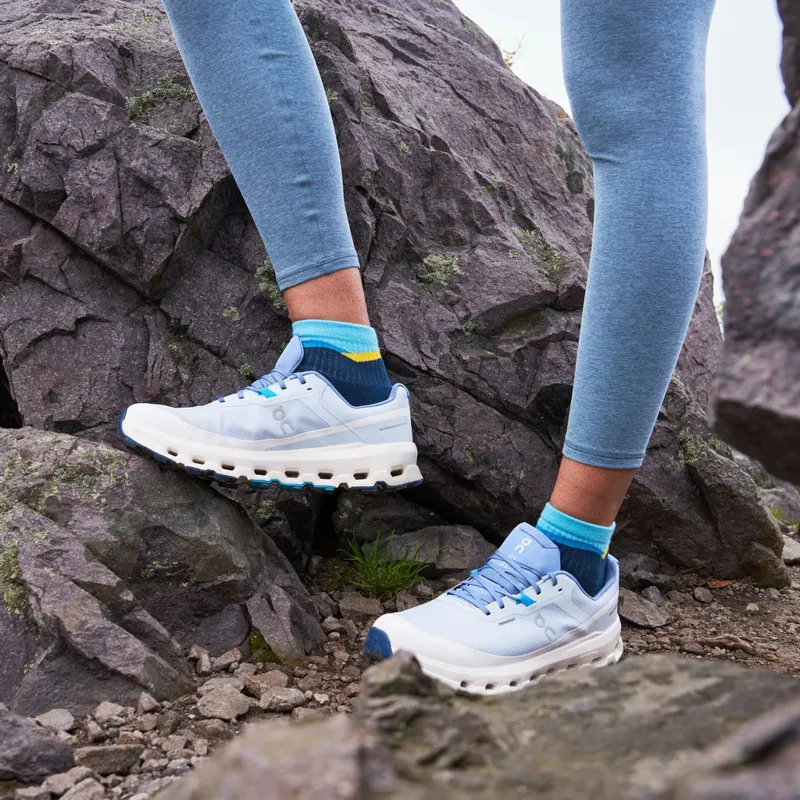 Feetures Trail Max Cushion Quarter Socks Unisex in High Blue-3