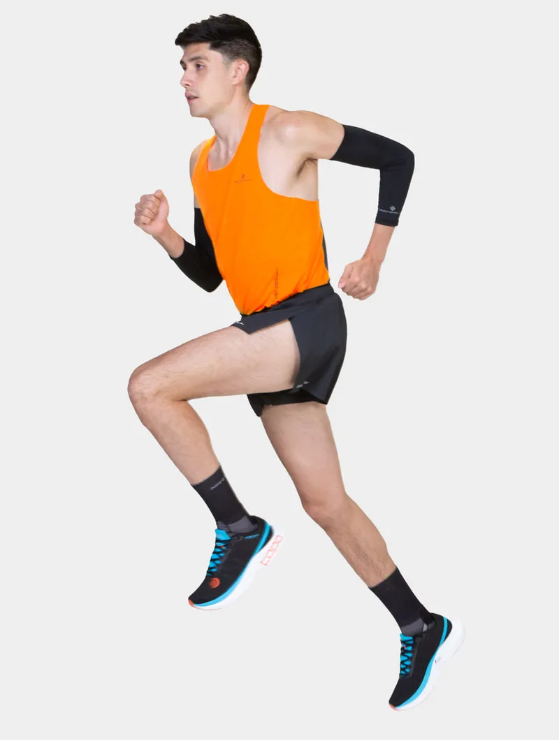 Ronhill Race Arm Sleeves in All Black-3