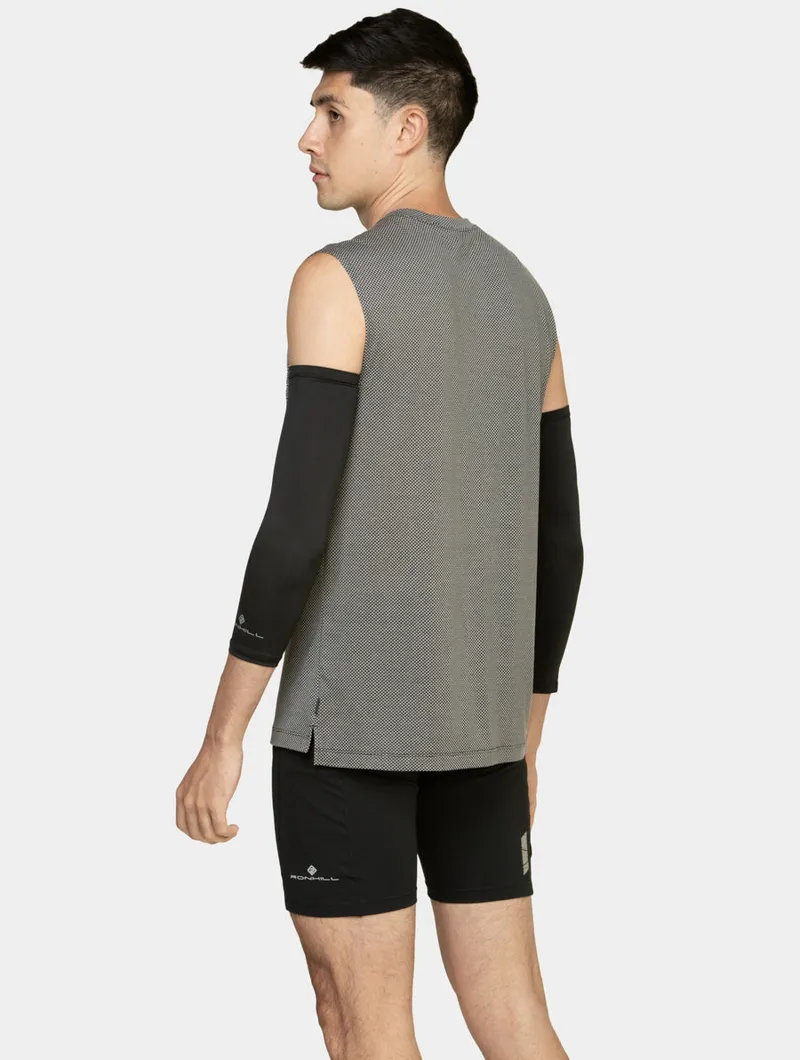 Ronhill Race Arm Sleeves in All Black-4