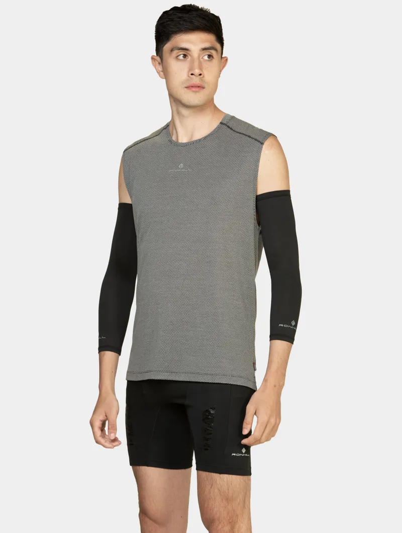 Ronhill Race Arm Sleeves in All Black-5