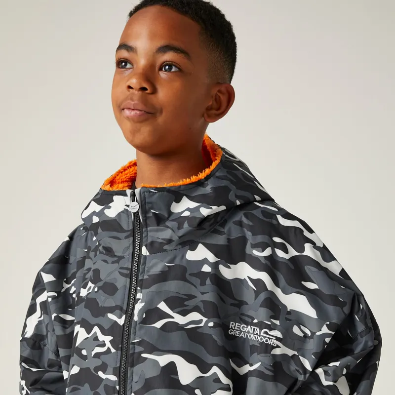 Regatta Junior Waterproof Changing Robe in Black Camo/Persimmon-6