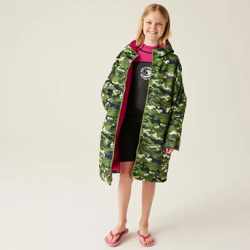 Regatta Junior Waterproof Changing Robe in Cactus Camo/Pink Potion-5