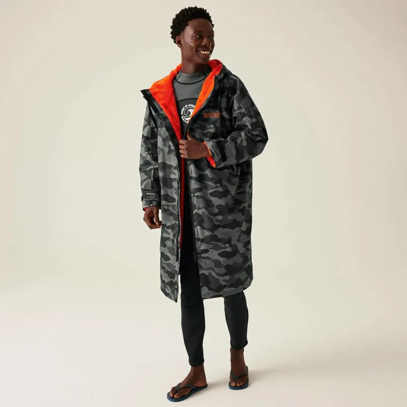 Regatta Waterproof Changing Robe Unisex in Grey/Black Camo-2