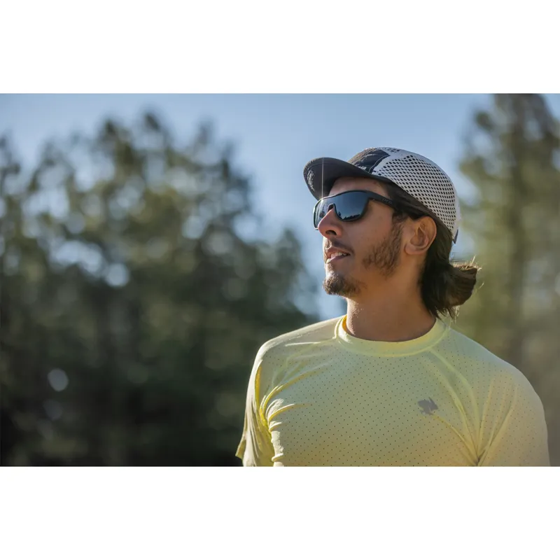 Tifosi Sizzle Sunglasses in Blackout Smoke-5