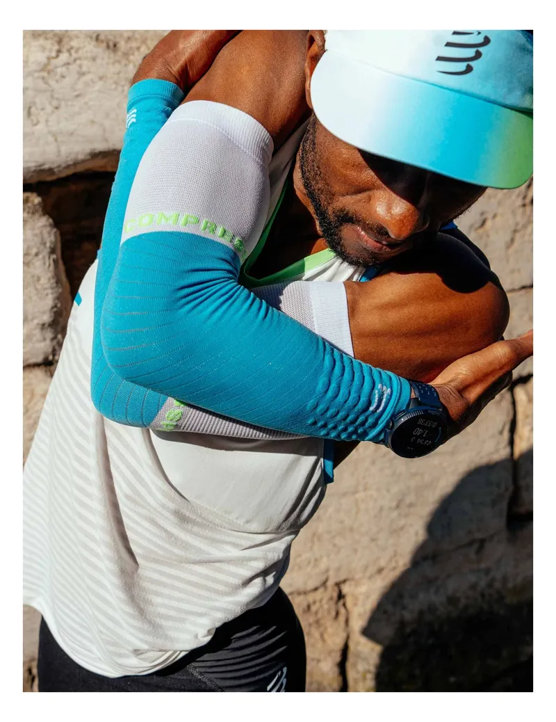 Compressport ArmForce in Norse Blue/Neon Green-5