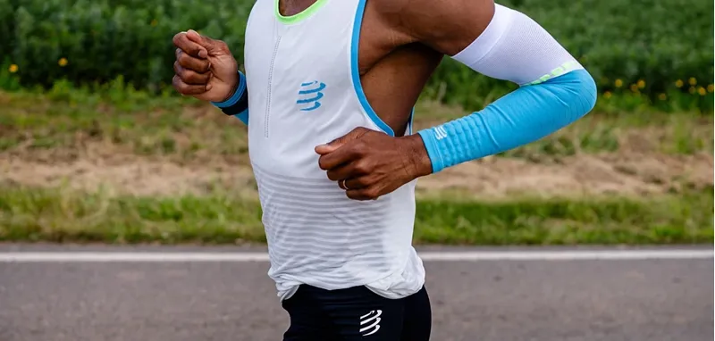 Compressport ArmForce in Norse Blue/Neon Green-3