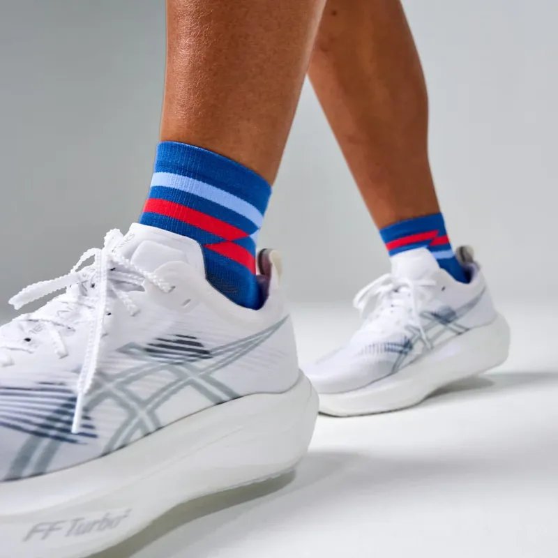 Feetures Elite Light Cushion Quarter Unisex Socks in Blue Track-3