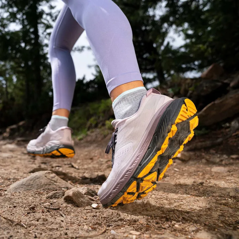 Feetures Trail Max Cushion Quarter Socks Unisex in Light Grey-2