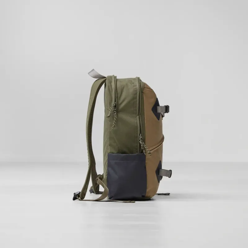 Fjallraven Vardag Backpack 17L in Green/Clay-11