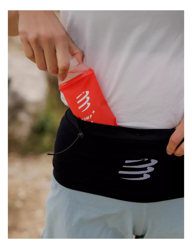Compressport Free Belt Pro 2.0 in Black/White-3