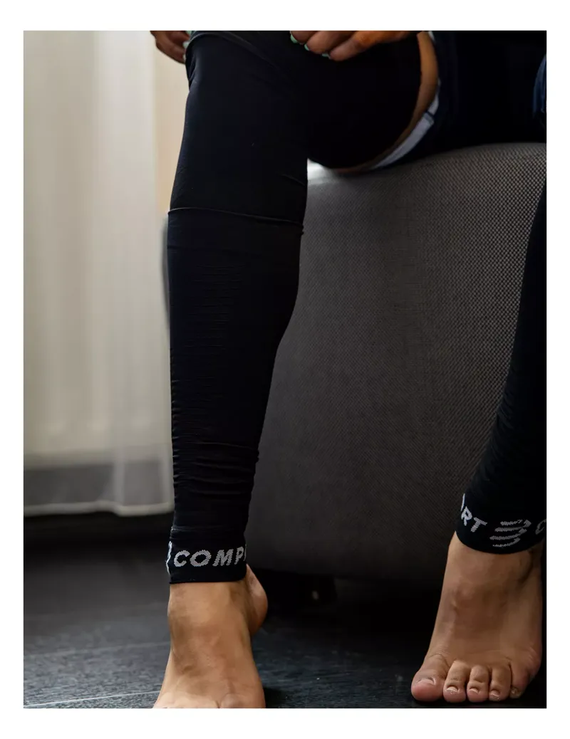 Compressport Full Legs Recovery 2.0 in Black-4
