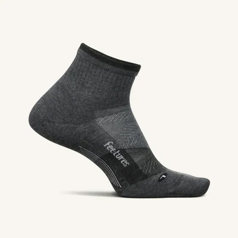Feetures Trail Max Cushion Quarter Socks Unisex in Gray