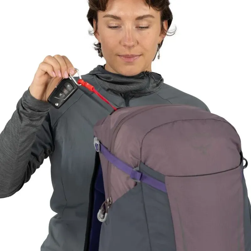 Osprey Hikelite 28 in Raven Black-12