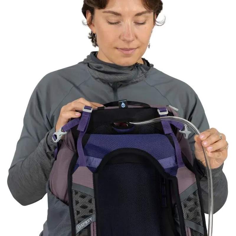 Osprey Hikelite 28 in Raven Black-8