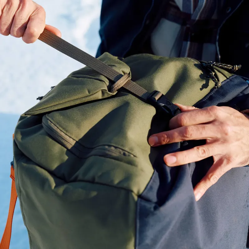 Fjallraven Farden Duffel 80 in Green-11