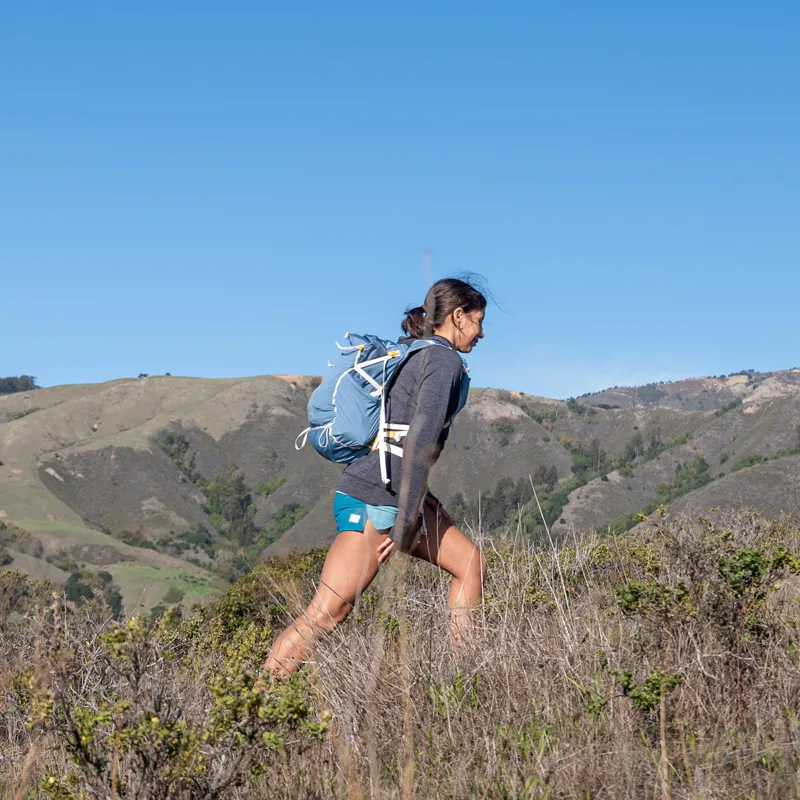 Ultimate Direction FastpackHer 30 2.0 Women's Pack in Fog-7