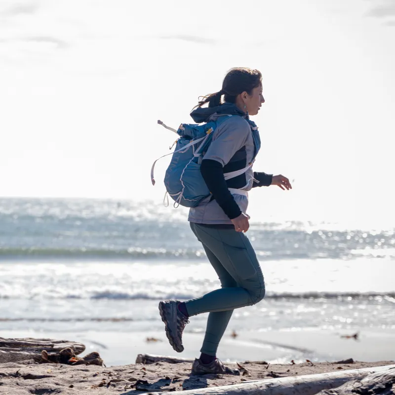 Ultimate Direction FastpackHer 30 2.0 Women's Pack in Fog-8