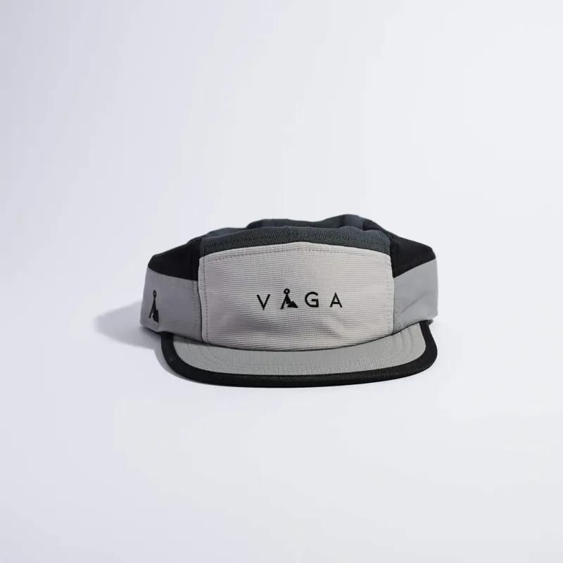 Vaga Club Running Cap in Light Grey/Mid Grey/Black